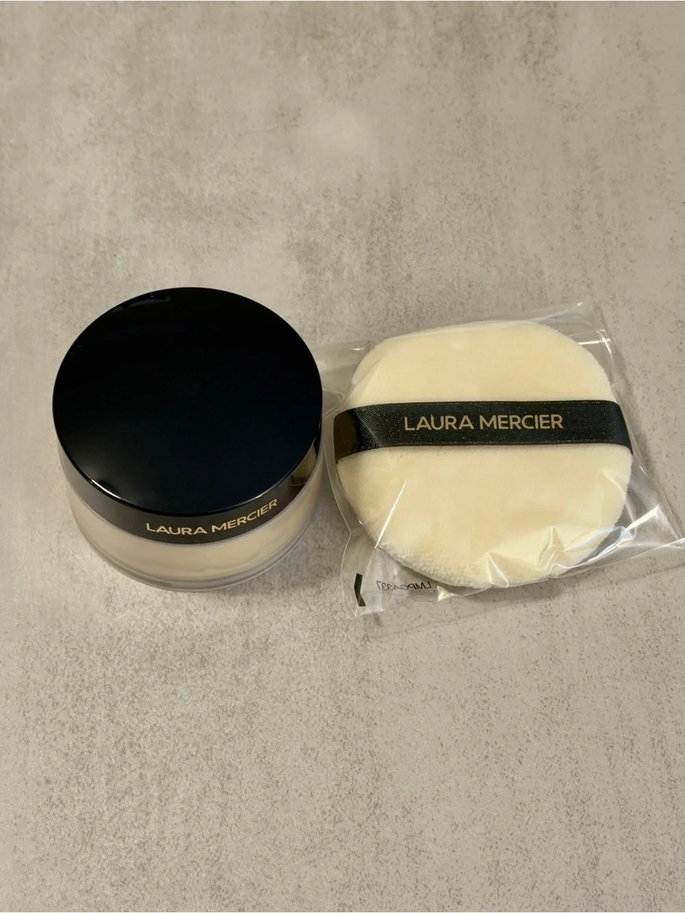 NEW Laura Mercier Translucent Setting Powder & Puff - Translucent - Picture 2 of 5